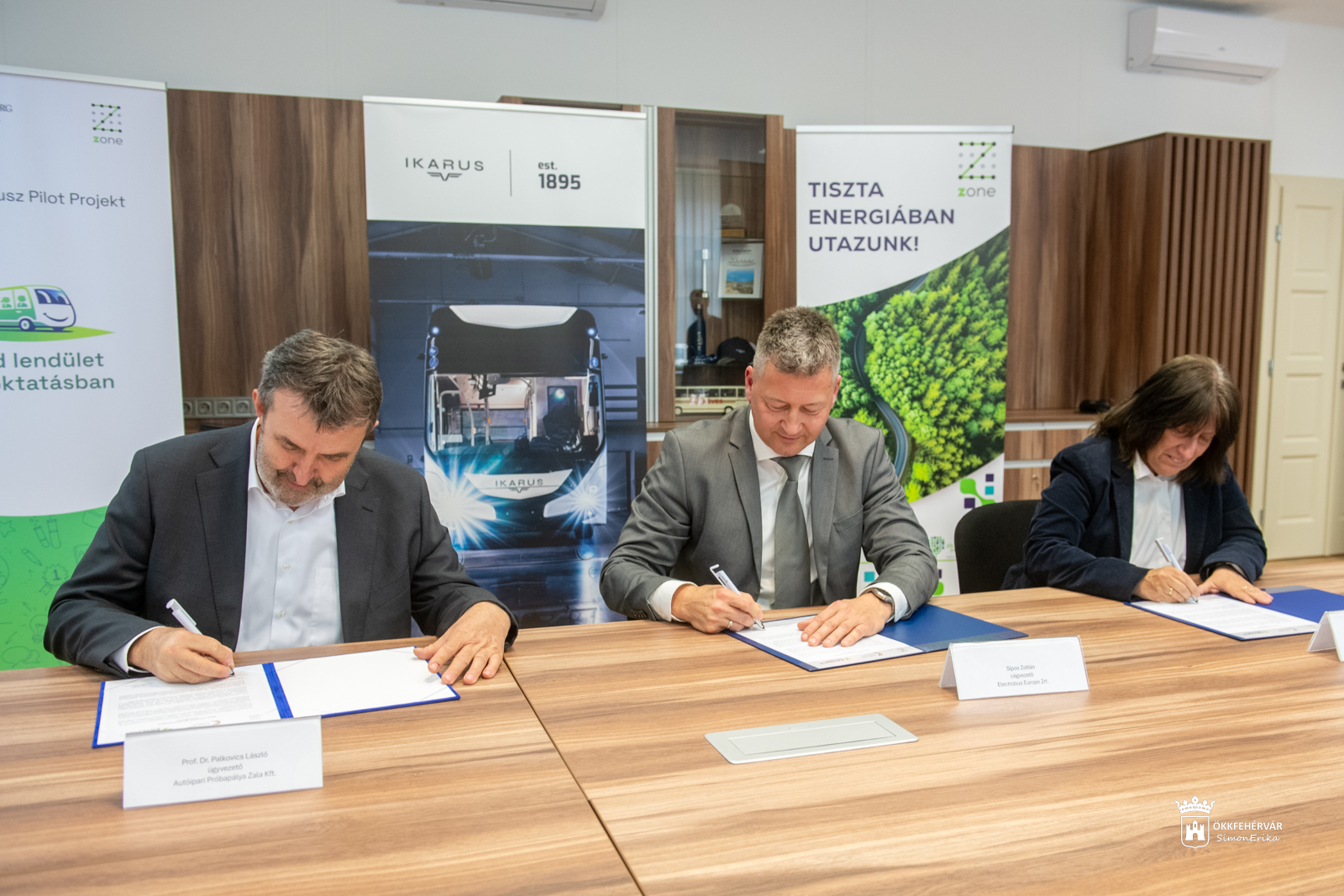 Négy elektromos Ikarus busz segítheti a gyermekeket a tankerületeken keresztül